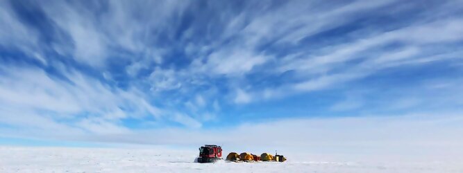 Trip Kreuzfahrt beliebtes Urlaubsziel – Antarktis - Null Bewohner, Millionen Pinguine und feste Dimensionen. Am südlichen Ende der Erde, wo die Sonne nur zwischen Frühjahr und Herbst über dem Horizont aufgeht, liegt der 7. Kontinent, die Antarktis. Riesig, bis auf ein paar Forscher unbewohnt und ohne offiziellen Besitzer. Eine Welt, die überrascht, bevor Sie sie sehen. Deshalb ist ein Besuch definitiv etwas für die Schatzkiste der Erinnerung und allein die Ausmaße dieser Destination sind eine Sache für sich. Du trittst aus deinem gemütlichen Hotelzimmer und es begrüßt dich die warme italienische Sonne. Du blickst auf den atemberaubenden Gardasee, der in zahlreichen Blautönen schimmert - von tiefem Dunkelblau bis zu funkelndem Türkis. Majestätische Berge umgeben dich, während die Brise sanft deine Haut streichelt und der Duft von blühenden Zitronenbäumen deine Nase kitzelt. Du schlenderst die malerischen, engen Gassen entlang, vorbei an farbenfrohen, blumengeschmückten Häusern. Vereinzelt unterbricht das fröhliche Lachen der Einheimischen die friedvolle Stille. Du fühlst dich wie in einem Traum, der nicht enden will. Jeder Schritt führt dich zu neuen Entdeckungen und Abenteuern. Du probierst die köstliche italienische Küche mit ihren frischen Zutaten und verführerischen Aromen. Die Sonne geht langsam unter und taucht den Himmel in ein leuchtendes Orange-rot - ein spektakulärer Anblick.