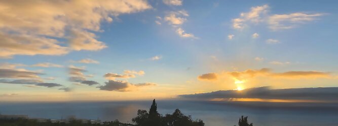 Trip Kreuzfahrt Insel Urlaub - La Palma macht ihrem Beinamen, die Schöne, alle Ehre. Das Kleinod im Atlantik erstrahlt in sattem Grün, verziert mit hübschen landestypischen Villen in den weit gestreuten Dörfern, eingerahmt von weichen Wellen des dunkelblauen atlantischen Ozeans, am Himmel ziehen malerische Formationen, bauschiger weißer Schäfchenwolken. Eine Bilderbuchidylle zum Verlieben. Die beliebtesten Orte für La Palma Ferien, locken mit besten Angebote für Hotels und Ferienunterkünfte mit Werbeaktionen, Rabatten, Sonderangebote für La Palma Urlaub buchen. Reisedaten eingeben und Hotel Flug Mietwagen Attraktionen Taxis für eine La Palma Reise flexibel buchen. Sollten sich die Pläne ändern, sind viele der Unterkünfte und Zimmer auf La Palma kostenfrei stornierbar.