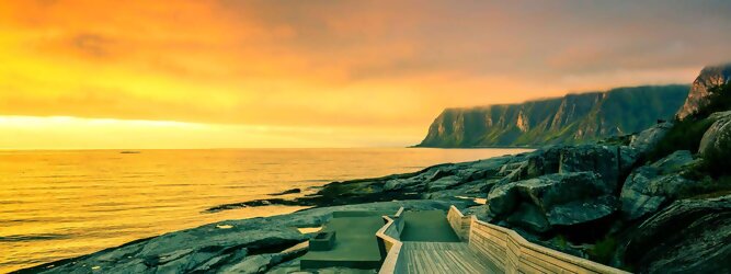 Trip Kreuzfahrt Reiseideen Kreuzfahrten - Norwegen – Schwindelfrei auf Preikestolen – die spektakuläre Felskanzel erhebt sich als steile Plateauklippe über dem Lysefjord. Die Aussicht über den Fjord ist atemberaubend, schwindelfrei sein ist Voraussetzung. Es lohnt sich auf jeden Fall, schon mitten in der Nacht aufzustehen, um den magischen Moment des überwältigend schönen Sonnenaufgangs mitzuerleben, grandios wie sich die ersten Sonnenstrahlen in den steilen Felswänden verfangen und die Bergmauern zum Leuchten bringen. Dieser Augenblick inspiriert zur Demut und Dankbarkeit. Die beliebtesten Orte für Ferien in Norwegen, locken mit besten Angebote für Hotels und Ferienunterkünfte mit Werbeaktionen, Rabatten, Sonderangebote für Norwegen Urlaub buchen.